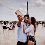 Couple devant la tour eiffel